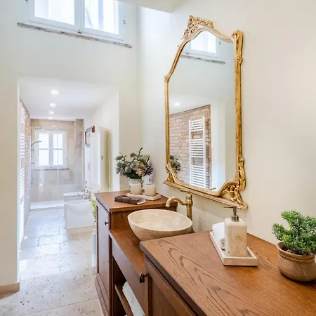 Orsucci Palace لوكا