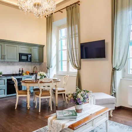 Orsucci Palace لوكا